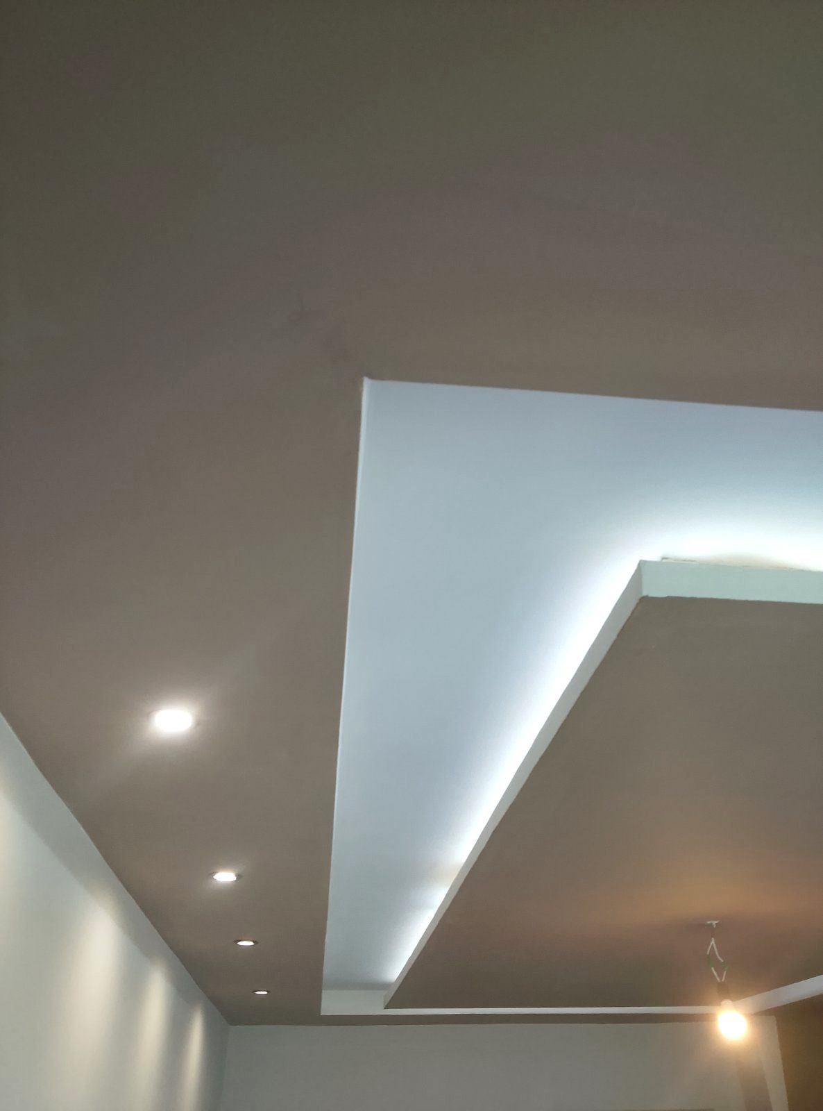 Гипсокартонен таван с ниша за LED лента и ред лунички